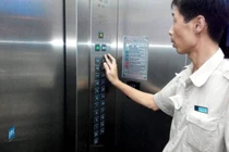 Coi chừng lây nhiễm Covid-19 trong thang máy