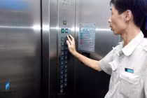 Coi chừng lây nhiễm Covid-19 trong thang máy