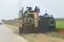 Xe thiết giáp Mỹ chèn xe quân cảnh Nga trên đường tuần tra