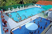 Em bé bị vi khuẩn ăn thủng ruột vì… uống nước bể bơi