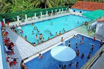 Em bé bị vi khuẩn ăn thủng ruột vì… uống nước bể bơi