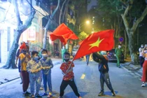 Khoảnh khắc gỡ bỏ hàng rào tại khu cách ly Trúc Bạch