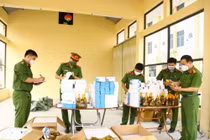 Hà Tĩnh: Thu giữ hàng nghìn viên thuốc điều trị Covid-19 và kit test nhanh nhập lậu.