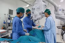 Vi phẫu 3D lấy u tủy sống