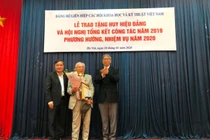 Đảng bộ Liên hiệp Hội Việt Nam trao tặng huy hiệu 70 năm tuổi Đảng