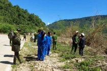 Cơ quan chức năng đưa các đối tượng thực nghiệm hiện trường phá rừng.