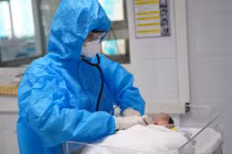 Hỏi đáp về COVID-19: Chăm sóc trẻ em mắc COVID-19 đúng cách như thế nào?