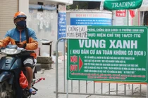 Lực lượng làm việc tại nhiều chốt kiểm soát Covid-19 "ngó lơ" quy định phòng chống dịch