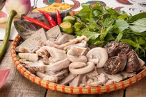 Ăn lòng lợn trẻ tím tái, không thở được 