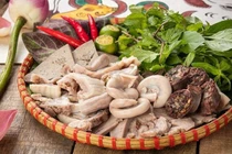 Ăn lòng lợn trẻ tím tái, không thở được 