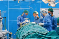 Nam thanh niên bị thang máy kẹp vỡ đầu