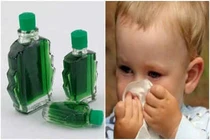 Cho chơi dầu gió khiến con đau mắt