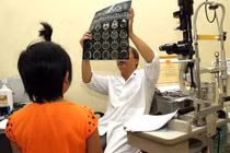 Dầu gió vào mắt có ảnh hưởng thị lực?