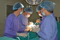 Đi vội vã, ngã gãy xương đùi