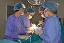 Đi vội vã, ngã gãy xương đùi