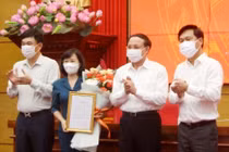 Bí thư Tỉnh ủy Quảng Ninh Nguyễn Xuân Ký trao quyết định chuẩn y đồng chí Trịnh Thị Minh Thanh, Phó Chủ tịch Thường trực HĐND tỉnh giữ chức vụ Phó Bí thư Tỉnh ủy.