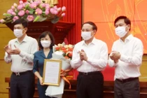 Bí thư Tỉnh ủy Quảng Ninh Nguyễn Xuân Ký trao quyết định chuẩn y đồng chí Trịnh Thị Minh Thanh, Phó Chủ tịch Thường trực HĐND tỉnh giữ chức vụ Phó Bí thư Tỉnh ủy.