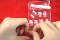 Không cho trẻ dùng móng tay giả