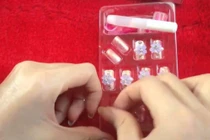 Không cho trẻ dùng móng tay giả