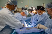 Bác sĩ Simon Bramhall từng là tác giả của nhiều cuốn sách kinh dị về y khoa 