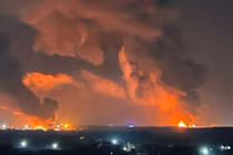 Quân đội Ukraine bất ngờ tập kích hỏa lực xuyên biên giới, tấn công một kho nhiên liệu và căn cứ quân sự của Nga