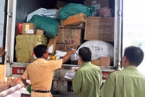 Vụ 2 xe ‘chuyển phát nhanh thư báo’ chở hàng lậu: Quản lý thị trường nói gì?