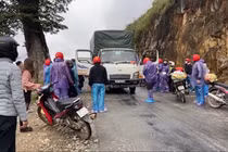Hỗn chiến giữa xe tải và nhóm phượt thủ ở Hà Giang