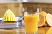 Mới sinh có kiêng uống nước cam?