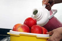 Dùng nước sôi phát hiện độc chất trong rau quả: Không có cơ sở khoa học