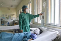 Chơi bật lửa, trẻ 11 tuổi bỏng toàn bộ vùng mặt và mắt