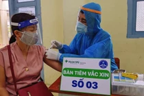 Tiêm Vắcxin Covid-19 cho giáo viên ở TP Cần Thơ.