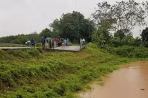 Sụt lún khoảng 30m đê hữu Đáy ở huyện Mỹ Đức