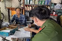 Cơ quan công an khám xét nhà những người liên quan trong đường dây đánh bạc. Ảnh: Công an tỉnh An Giang.