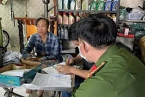 Cơ quan công an khám xét nhà những người liên quan trong đường dây đánh bạc. Ảnh: Công an tỉnh An Giang.