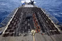 Hải quân Mỹ thu lô vũ khí lớn, nghi của Iran chuyển cho Houthi ở Yemen