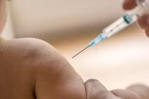 Thế giới thiếu từ 1- 2 tỷ kim tiêm vắc xin COVID-19