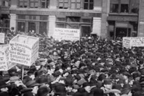 Ngày 1/5 trở thành Ngày Quốc tế lao động, ngày đấu tranh của giai cấp công nhân, ngày nghỉ ngơi và biểu dương lực lượng, ngày hội của công nhân và nhân dân lao động toàn thế giới (Ảnh tư liệu)