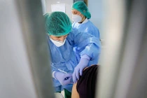 Tìm ra nguyên nhân đông máu sau tiêm vaccine AstraZeneca