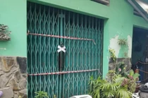 Căn nhà ông Phi ở hiện đã được lực lượng chức năng niêm phong, kéo dây bên ngoài.