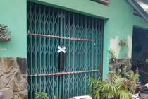 Căn nhà ông Phi ở hiện đã được lực lượng chức năng niêm phong, kéo dây bên ngoài.