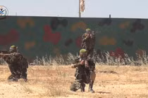 Lực lượng Mãnh Hổ Syria diễn tập chiến đấu, sẵn sàng đối phó với nguy cơ chiến tranh mới 