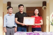 Hai thầy giáo dũng cảm cứu nam sinh đuối nước được tặng bằng khen