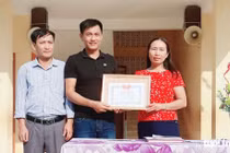 Hai thầy giáo dũng cảm cứu nam sinh đuối nước được tặng bằng khen