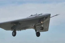 Nga lộ ảnh chiếc UAV hạng nặng, bay đôi cùng Su-57