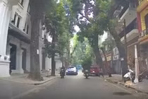 Chưa lắp biển số, xe sang vẫn hiên ngang đi ngược chiều trên đường Hà Nội