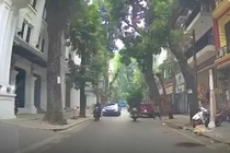 Chưa lắp biển số, xe sang vẫn hiên ngang đi ngược chiều trên đường Hà Nội