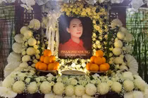 Đón nhận tro cốt của Phi Nhung tại sân bay