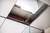 Hiện trường chung cư thủng sàn khiến 2 người rơi tự do