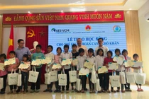 Trao tặng 170 suất học bổng cho học sinh có hoàn cảnh khó khăn 