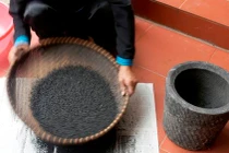 Độc đáo bánh chưng đen Bắc Hà